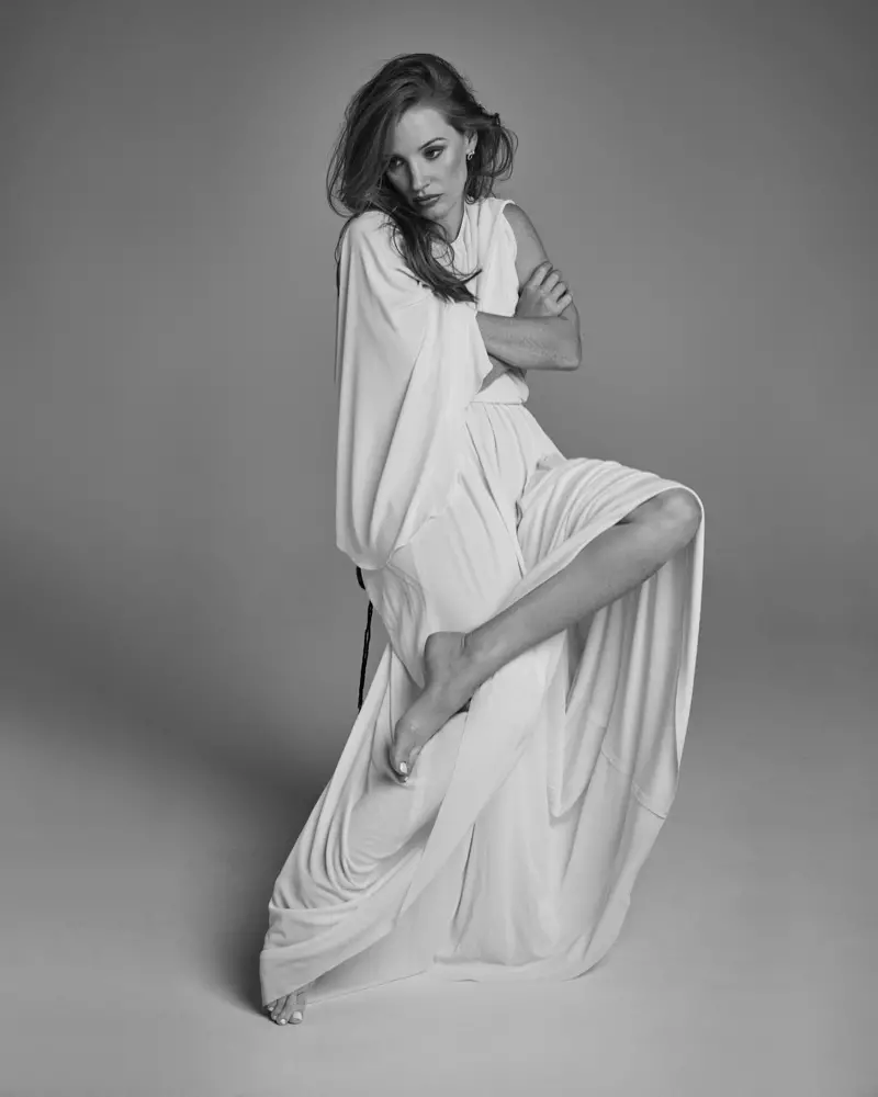 Jessica Chastain သည် Piaget နားကပ်များပါသော Dior ၀တ်စုံကို ဝတ်ဆင်ထားသည်။ ဓာတ်ပုံ- David Roemer