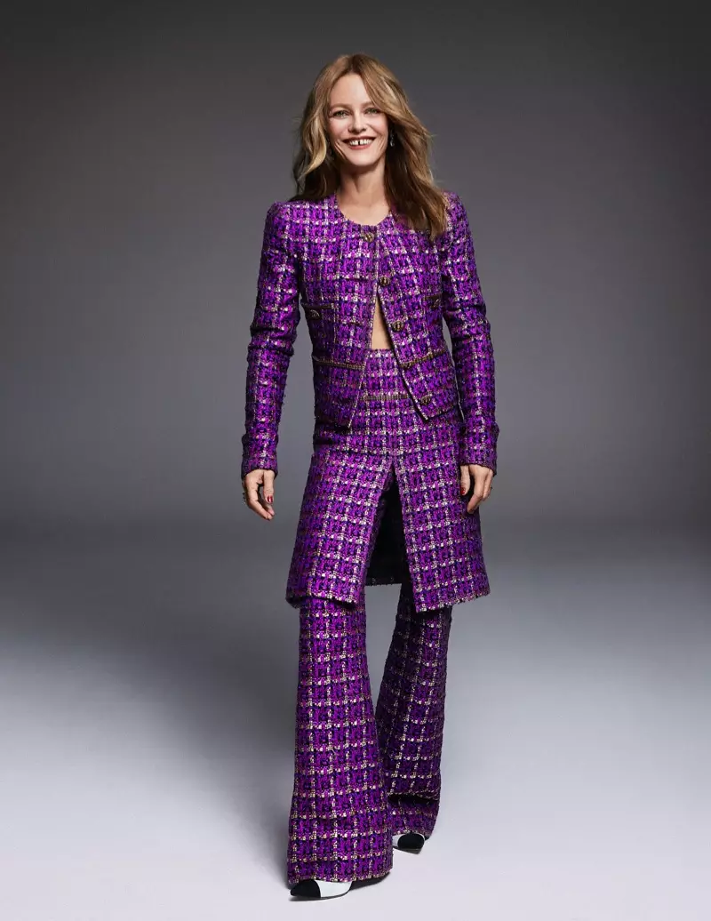 Vestida de roxo, Vanessa Paradis usa conjunto Chanel.