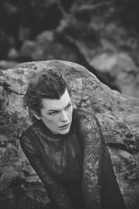 Milla Jovovich yn Gwisgo Arddull Traeth ar gyfer BAZAAR Sbaen gan Francesco Carrozzini