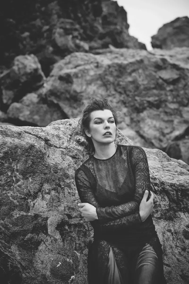 D'Milla Jovovich poséiert op der Plage an engem pure Spëtzebléck fir de Schéiss