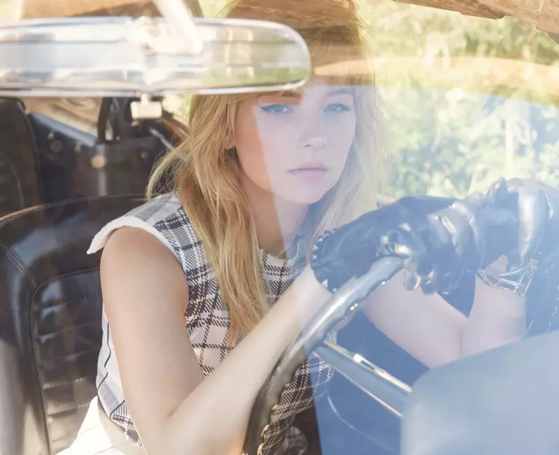 Posando ao volante, Haley Bennett viste un vestido de cadros da colección Calvin Klein con luvas de Valentino