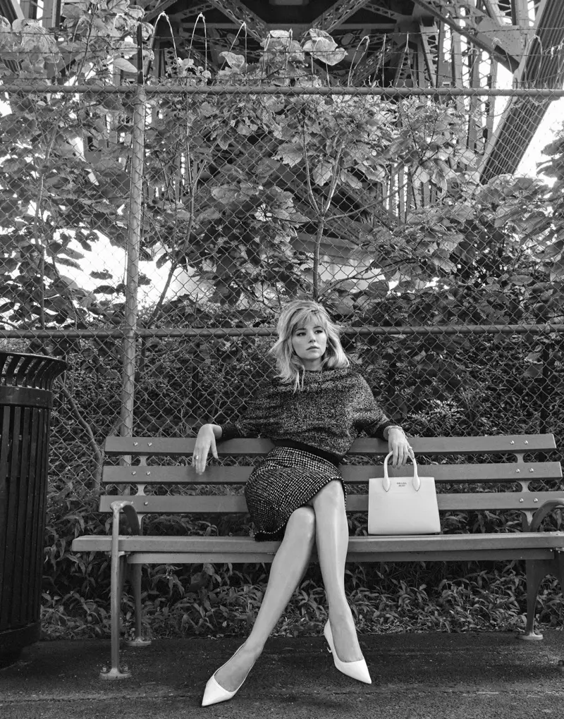 Хейли Беннетт вандан сандал дээр сууж байхдаа Jil Sander цамц, Dolce & Gabbana юбка, Marni насос, Prada гар цүнх өмссөн байна.