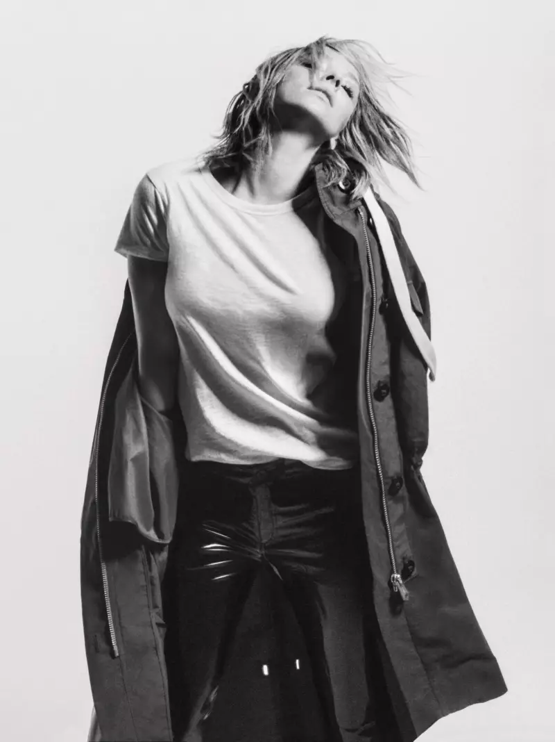 Rag & Bone Voltaire Parka ใน Dark Olive, The Tee ใน Bright White และ RBW23 ใน Black Patent