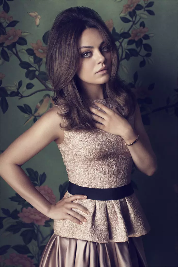 Mila Kunis é Glam dos 60 na portada de agosto de Elle UK de Doug Inglish