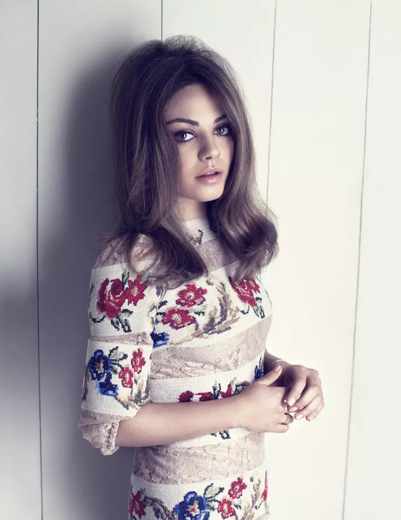 Mila Kunis er 60-tallsglam i Elle UKs August Cover Shoot av Doug Inglish