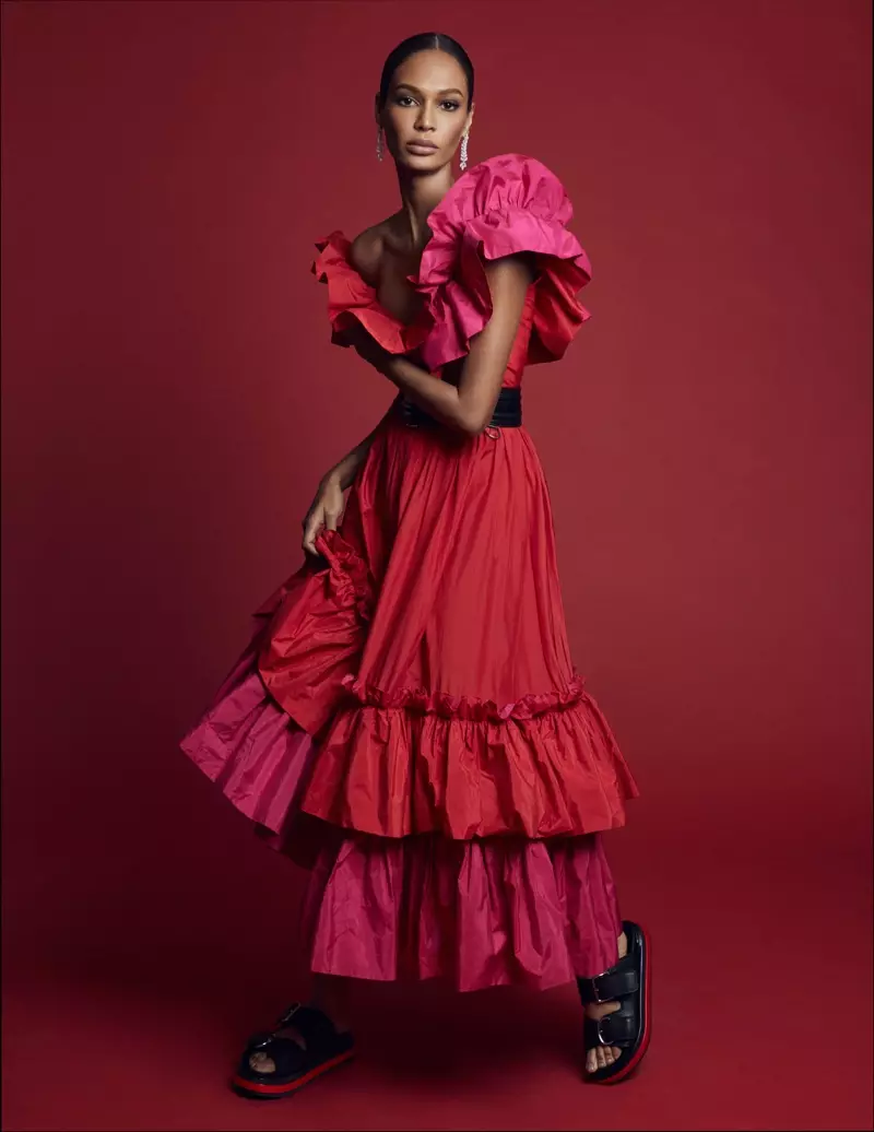 Joan Smalls โพสท่าในเฉดสีสดใสให้กับ Harper's Bazaar Spain