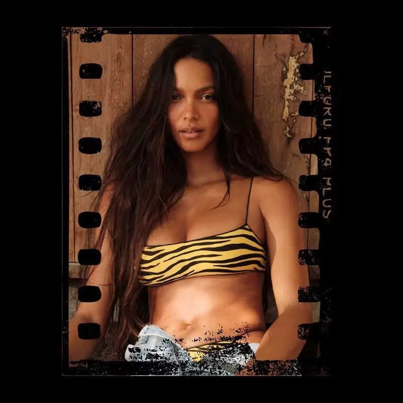 Η Lais Ribeiro φοράει μπικίνι Tropic of C σε ζέβρα στάμπα.