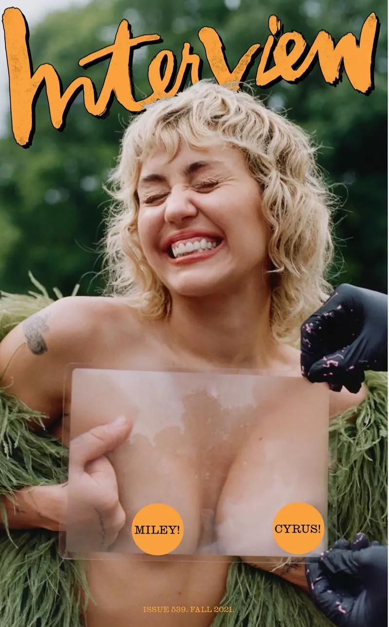 Miley Cyrus di Cover Majalah Wawancara Musim Gugur 2021. Foto: Brianna Capozzi, Courtesy Columbia Records