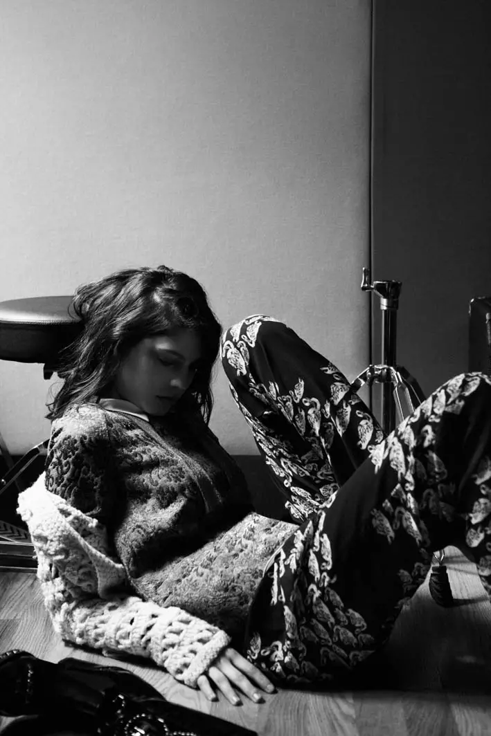 Lorena Okhuysen lager musikk for Elle Mexico Shoot av Santiago Ruisenor