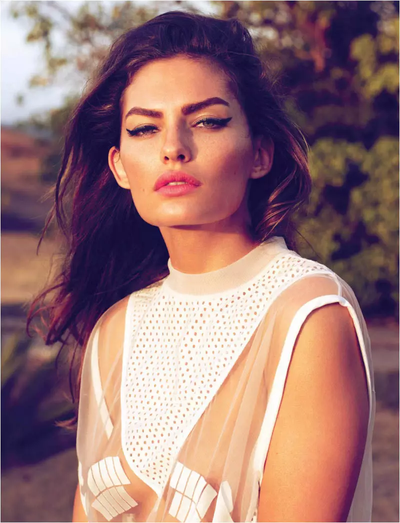 Alyssa Miller သည် Stephan Würth ၏ Vogue Latin America Shoot တွင် နေကို ရေစိမ်ထားသည်။