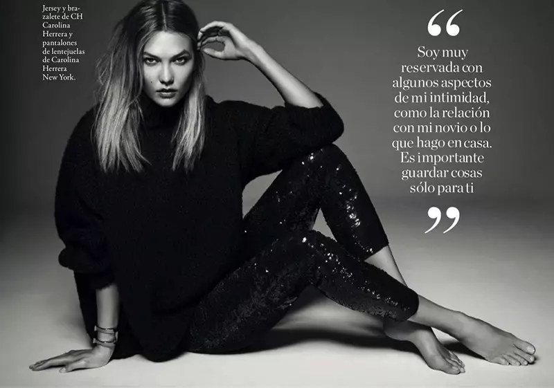 ຕົວແບບ Karlie Kloss lounges ໃນ CH Carolina Herrera sweater ມີ sequined ກາງເກງ Carolina Herrera