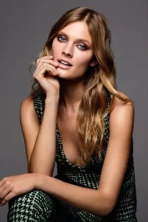 Constance Jablonski O Apara Lipstick tsa Fall bakeng sa ELLE Spain