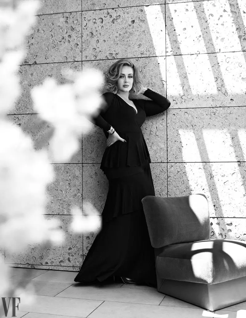 Snimljena crno-bijelo, Adele pozira u višeslojnom izgledu