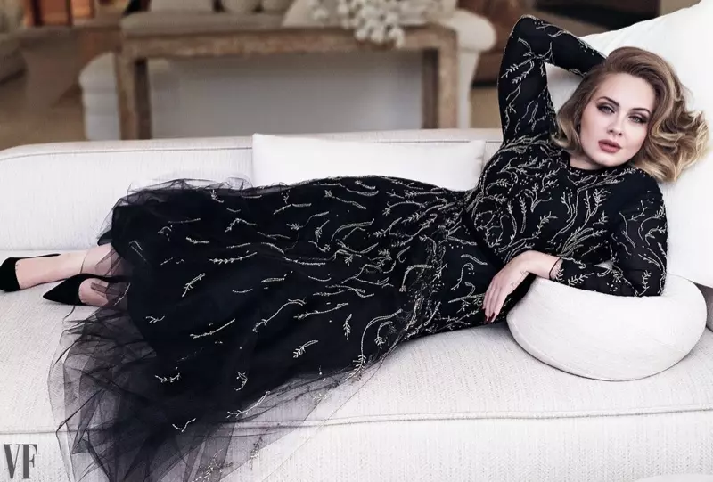 Adele Tippoża fil-Chicest Looks for Vanity Fair Feature