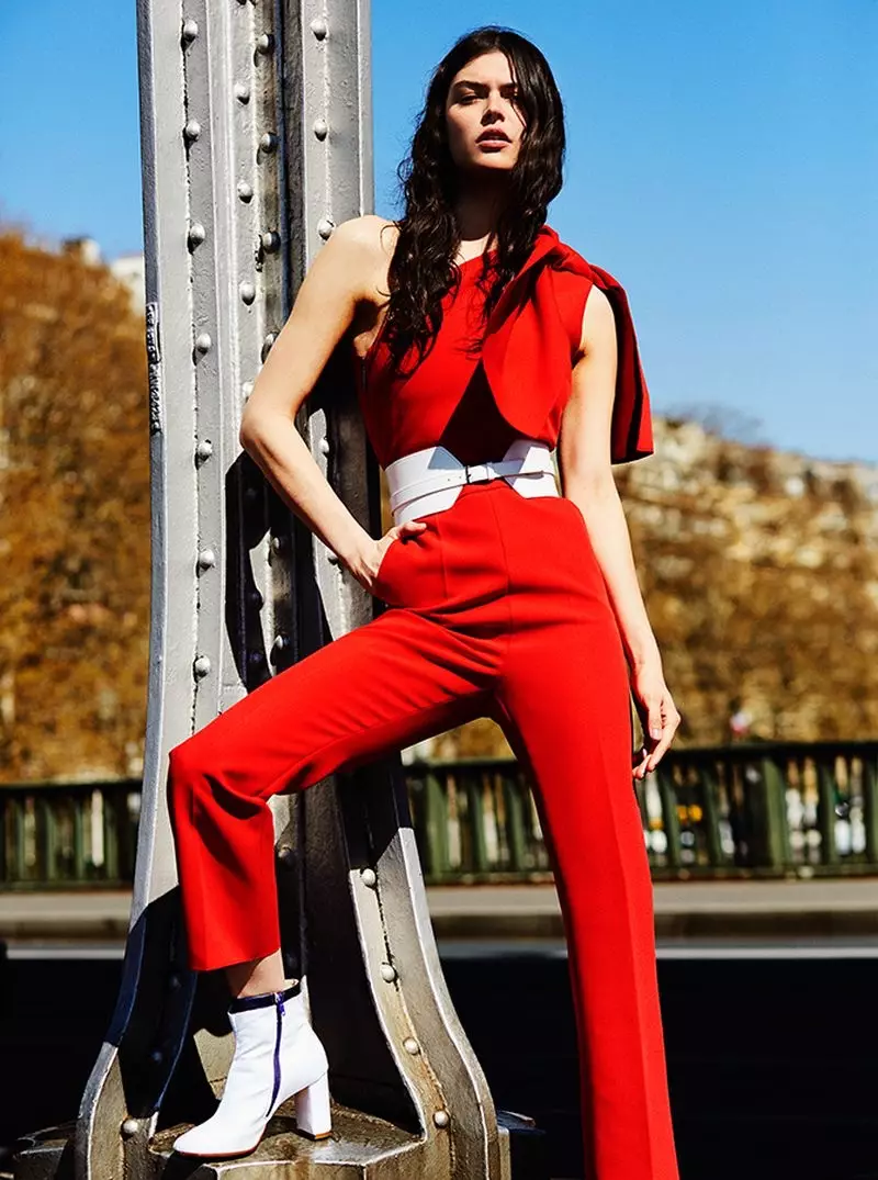 Lauren Layne indossa look colorati per Harper's Bazaar India