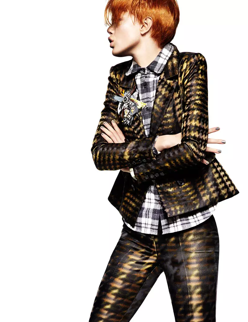 Frida Gustavsson ta sami raye-raye a cikin Plaid don Greg Kadel a Vogue China