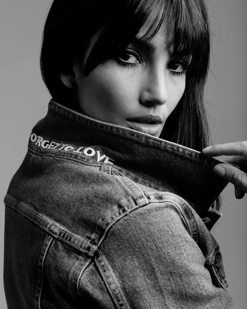 Lily Aldridge ya nuna bangs a cikin yaƙin neman zaɓe na haɗin gwiwa na Levi's Made & Crafted