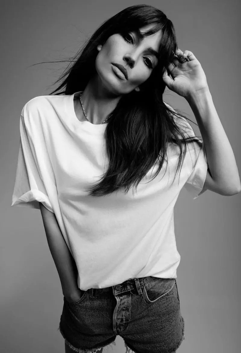 I en vit t-shirt, modellerar Lily Aldridge Levi's Made & Crafted samarbetskampanj