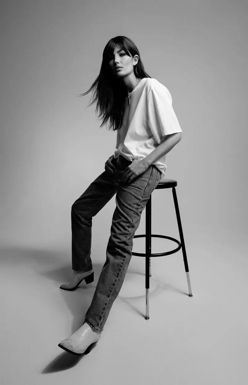 Filwaqt li żżommha każwali, Lily Aldridge tmexxi l-kampanja ta’ Levi’s Made & Crafted