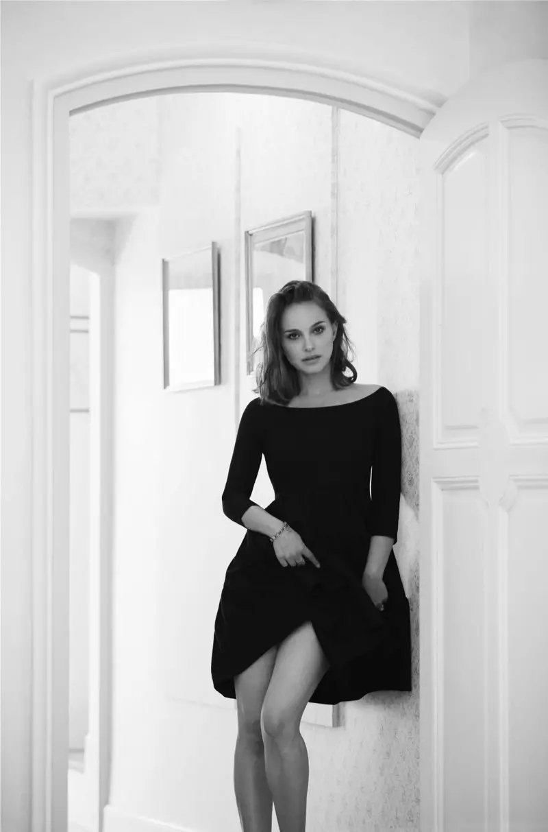 කළු සහ සුදු ඡායාරූප ගත් Natalie Portman කොක්ටේල් ඇඳුමකින් සැරසී සිටී