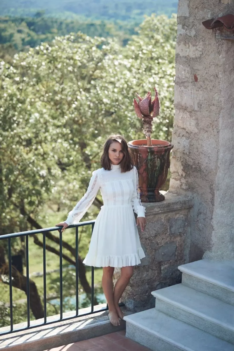 Natalie Portman poartă o rochiță albă