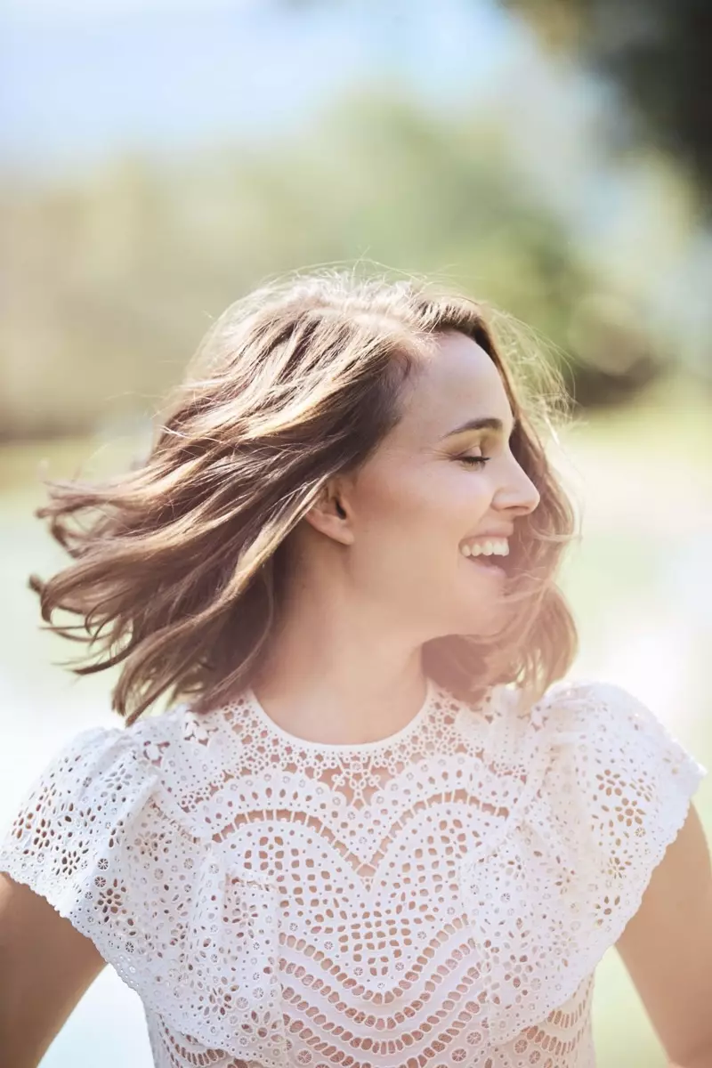 Toda sonrisas, Natalie Portman luce un vestido blanco