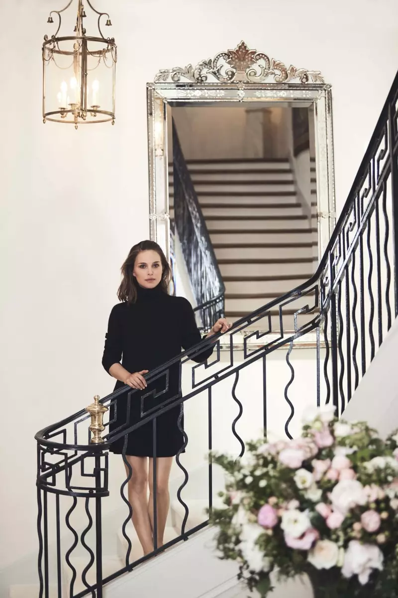 Aktris Natalie Portman berpose dengan sweater turtleneck