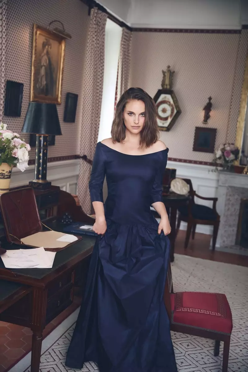 Herečka Natalie Portman nosí tmavě modré šaty