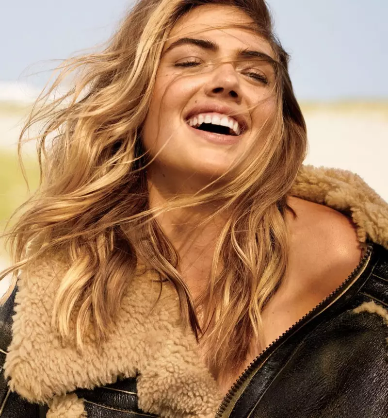 Model Kate Upton dra Maison Margiela cape