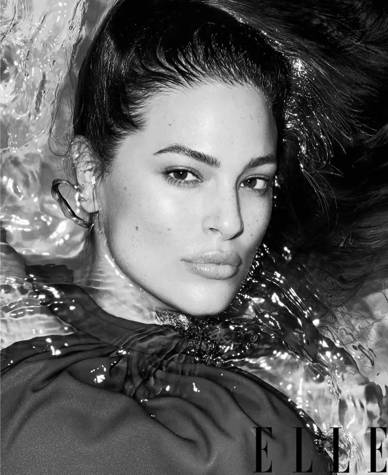 Ashley Graham sa ponorí do obálky ELLE