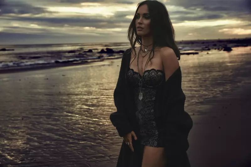 Posant à la plage, Megan Fox est la vedette de la campagne printemps-été 2018 de Frederick's of Hollywood