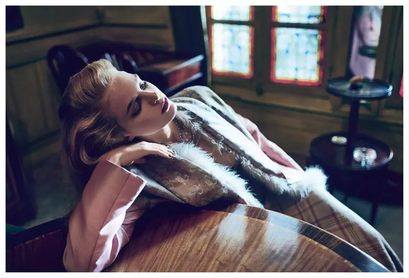 Si Erin Heatherton ay gumaganap bilang Seductress para kay Koray Birand sa Elle Russia Shoot