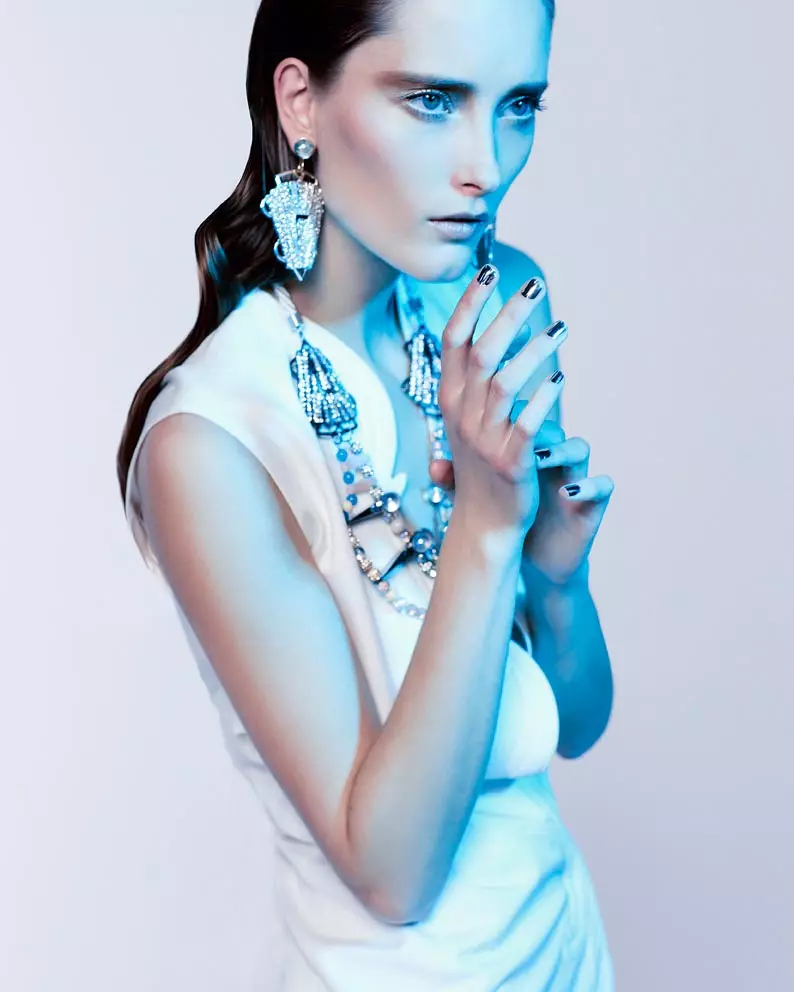 Iekeliene Stange Dons Fine Jewelry Looks for Vogue Portugal vum Enric Galceran