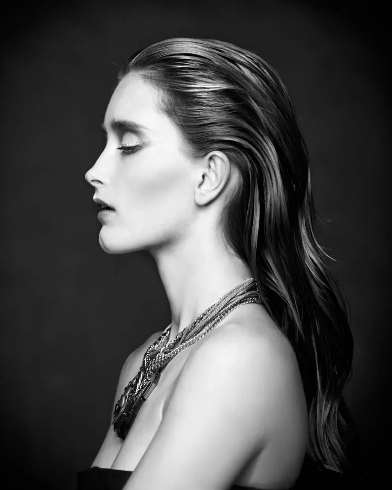 Iekeliene Stange Dons Fine Jewelry 為《Vogue》葡萄牙版設計，Enric Galceran