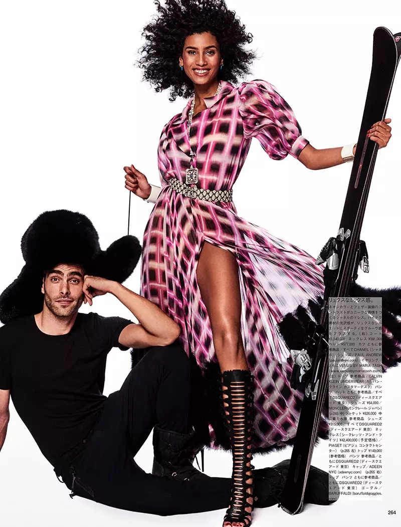 Modellearjen mei ski's, Imaan Hammam draacht Chanel-jurk en Paul Andrew-sandalen