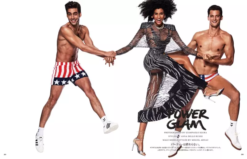 Imaan Hammam bergambar dengan model lelaki Jon Kortajarena dan Garrett Neff