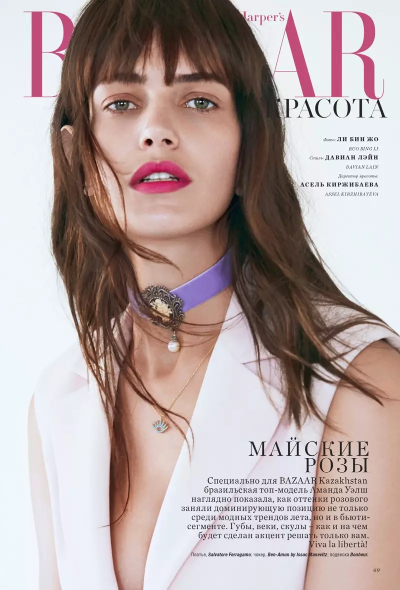 Amanda Wellsh Sigana Geulis dina warna pink pikeun Harper's Bazaar Kazakhstan Beauty Spread