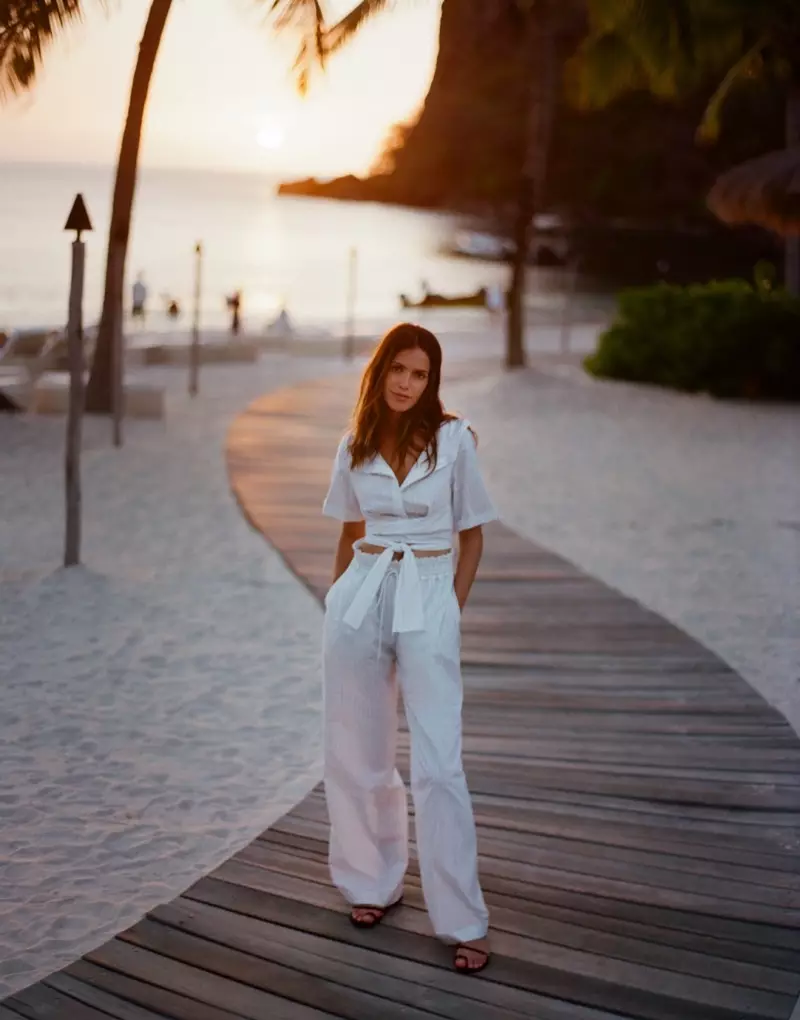 Samfurin brunette yana sanye da 3.1 Phillip Lim jumpsuit tare da Sandals na tsohuwar Girka