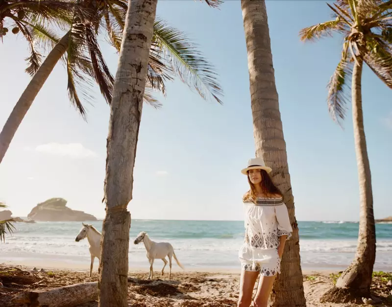 In posa sulla spiaggia, Amanda Wellsh indossa top e pantaloncini Rachel Zoe con cappello Sensi Studio