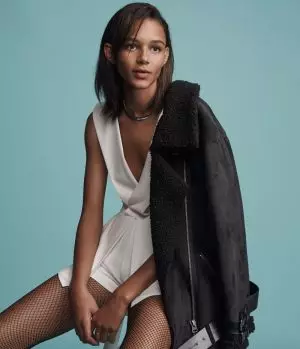 Binx Walton har på seg skreddersydde jumpsuits for Urban Outfitters' feriekatalog