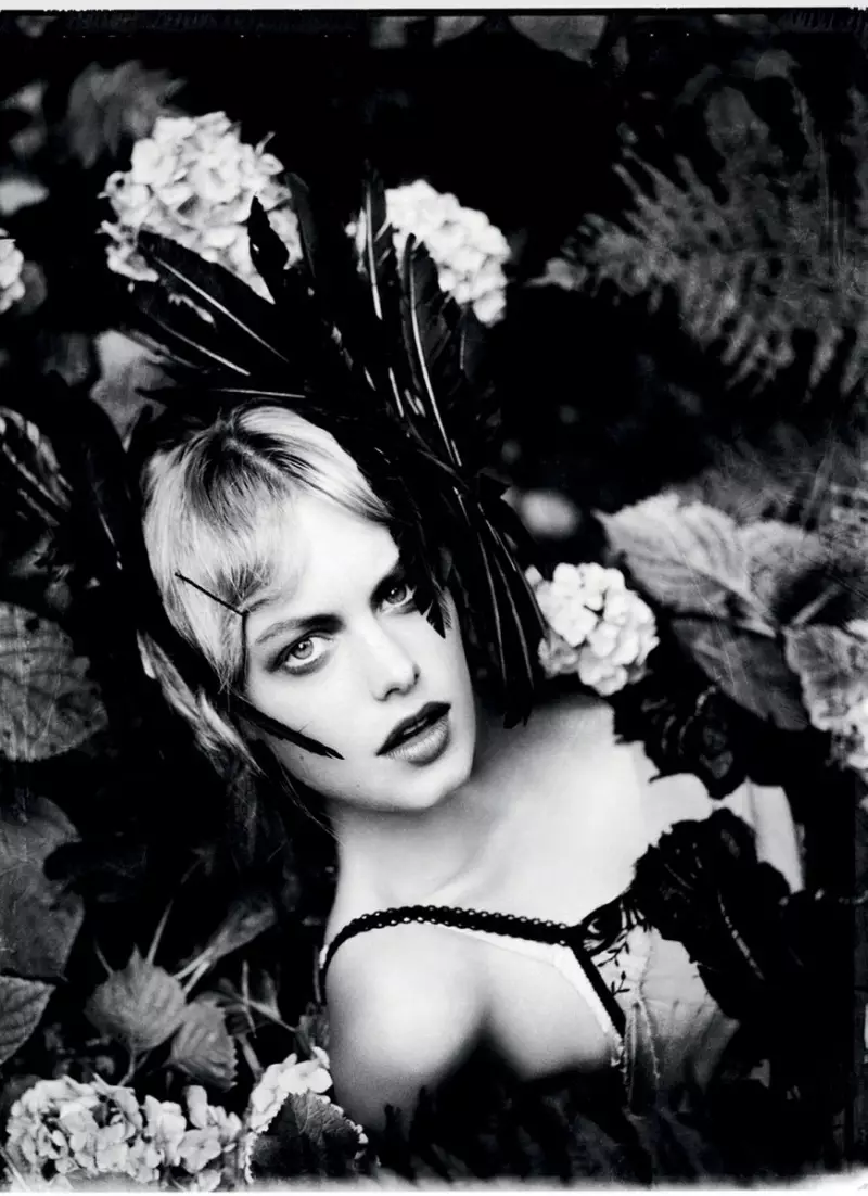 Camille Rowe pozira za Ellen von Unwerth u donjem rublju Looks for Grey F/W 2012.