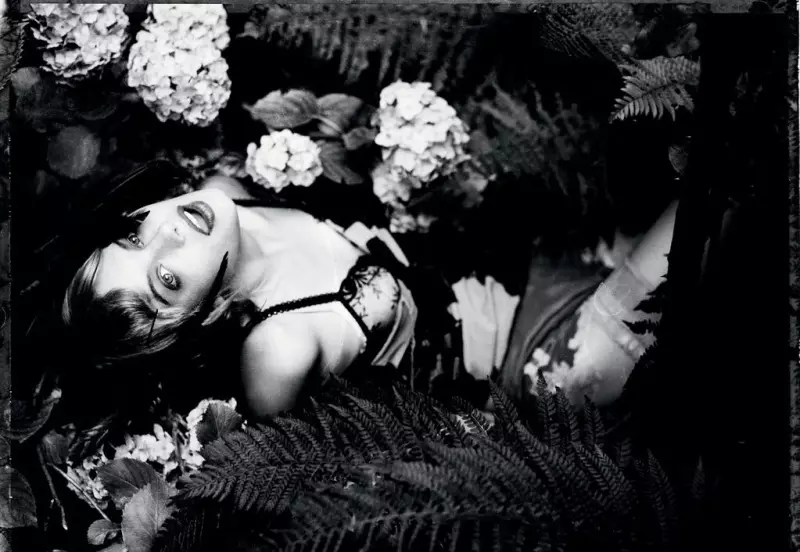 Camille Rowe tippoża għal Ellen von Unwerth f'Lingerie Looks for Gray F/W 2012