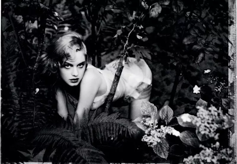 Camille Rowe tạo dáng cho Ellen von Unwerth trong Lingerie Look for Grey F / W 2012