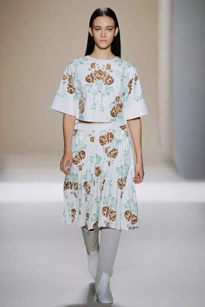 Victoria Beckham Spring 2017: Ang modelo naglakaw sa runway sa floral print cropped shirt ug pleated mid-length nga sayal