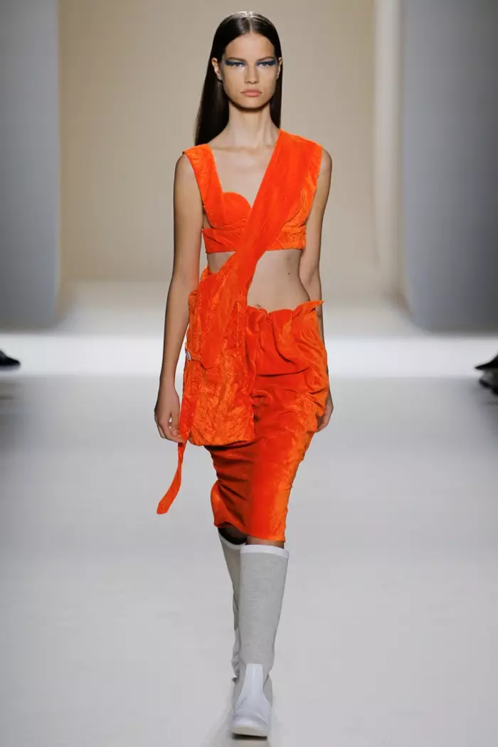 Victoria Beckham Impeshyi 2017: Umunyamideli agenda inzira muri orange velhet bralette na skirt