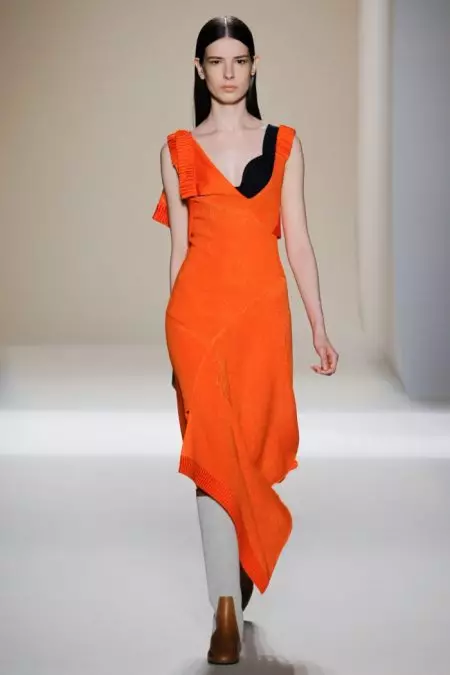 Victoria Beckham သည် Spring '17 အတွက် Pajama ၀တ်စုံကိုဝတ်ဆင်ခဲ့သည်။