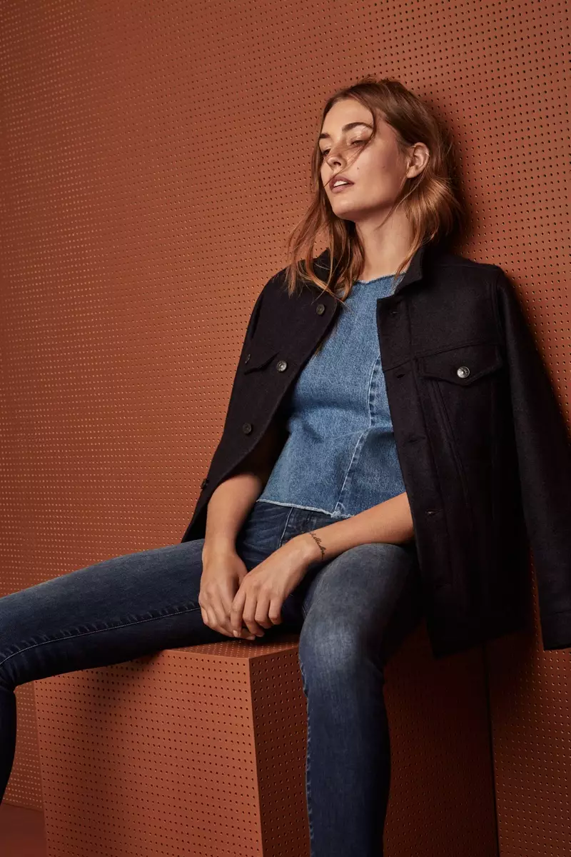 Nadja Bender sanye da H&M Conscious Wool-Blend Jacket, Denim Top mara Hannu da Siffar Babban Jeans.