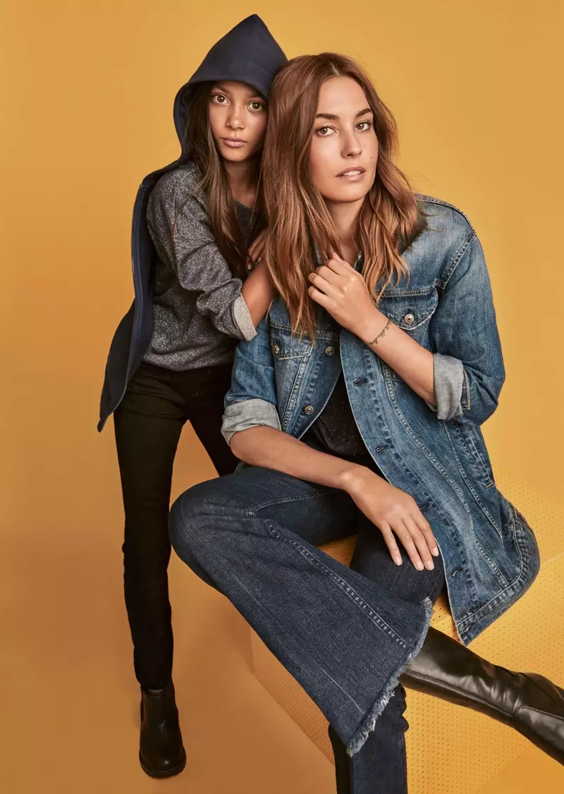 Nadja Bender mặc áo khoác Denim có ý thức của H&M và quần jean cạp cao Kick Flare