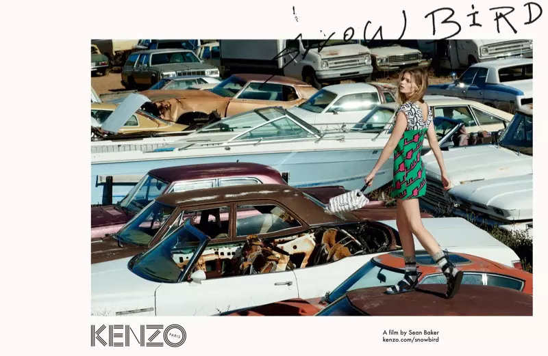 Australijska modelka pozuje Seanowi Bakerowi w reklamach Kenzo wiosną 2016