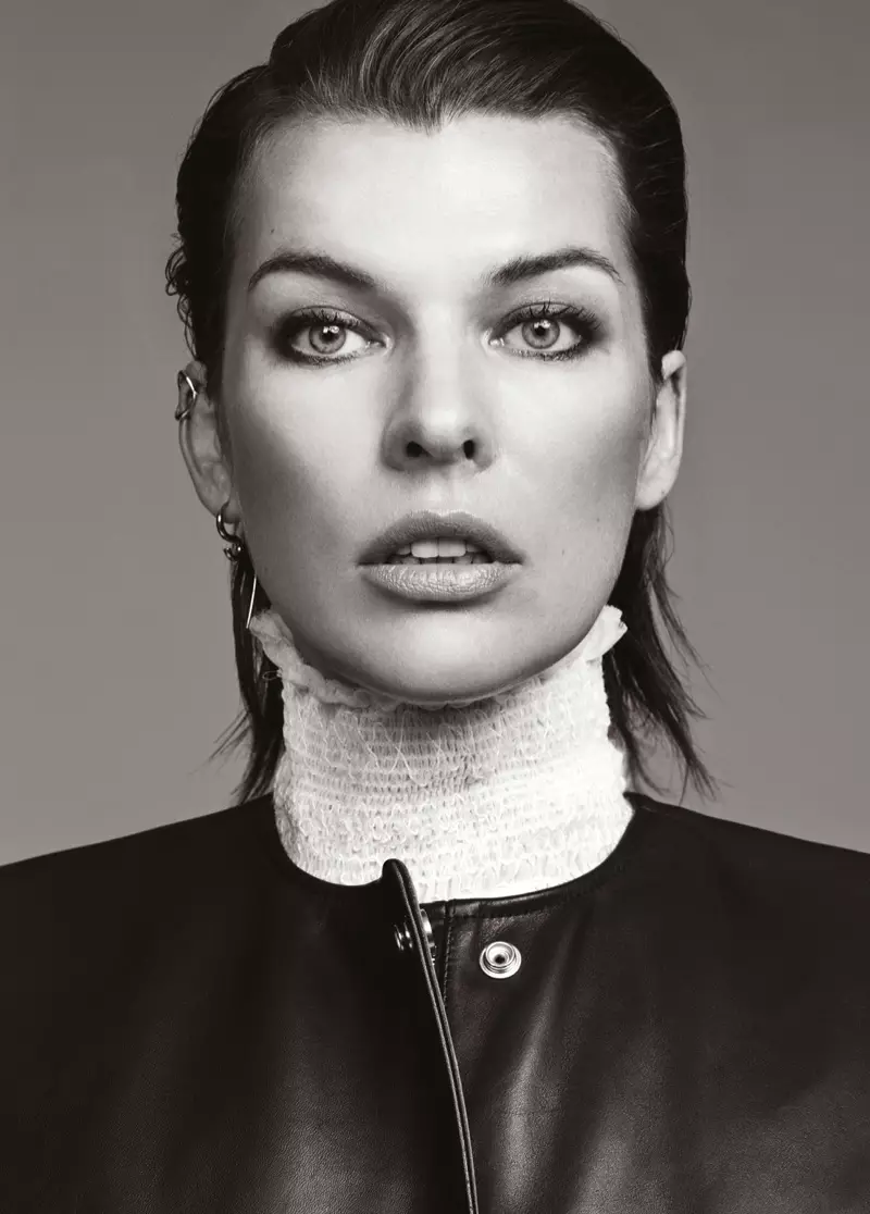 Milla Jovovich는 See by Chloe 셔츠와 Acne 드레스에서 그녀의 근접 촬영을 얻습니다.